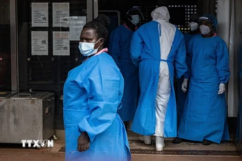 Nhân viên y tế làm việc tại khu điều trị Ebola trong bệnh viện ở Mubende (Uganda) hồi năm 2022. (Ảnh: AFP/ TTXVN)