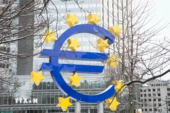 Biểu tượng đồng euro tại Frankfurt (Đức). (Ảnh: THX/TTXVN)