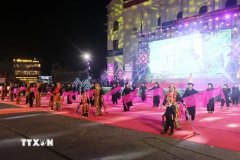 Các đoàn trình diễn đến từ các huyện thành phố. (Ảnh: Vũ Hoàng Giang/TTXVN)