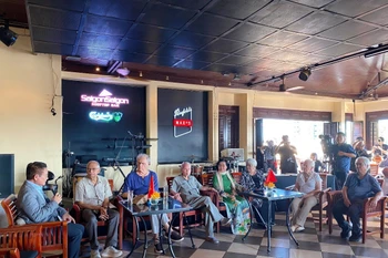 Đại diện các cựu phóng viên chiến trường trong nước và quốc tế tham gia giao lưu. (Ảnh: Hồng Giang/TTXVN)