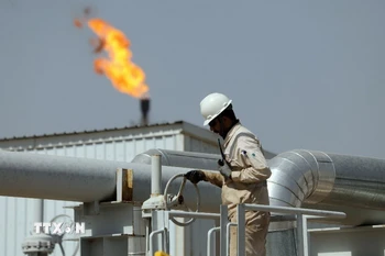 Nhân viên làm việc tại cơ sở khai thác dầu ở Wasit (Iraq). (Ảnh: THX/TTXVN)