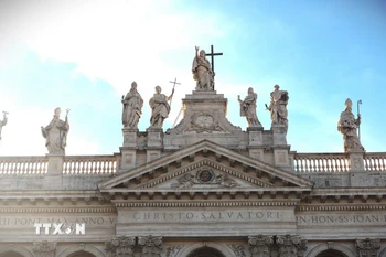 Tượng Chúa Cứu thế cùng các thánh trên nóc mặt tiền Vương cung thánh đường Thánh John Lateran. (Ảnh: Dương Hoa/TTXVN)