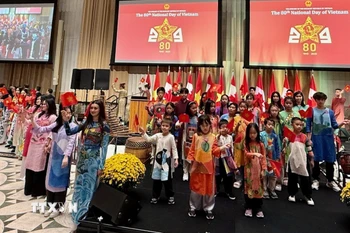 Học sinh, sinh viên người Việt tại Ottawa trình diễn thời trang Áo dài Việt Nam của nhà thiết kế Sĩ Hoàng. (Ảnh: Thanh Hải/TTXVN)