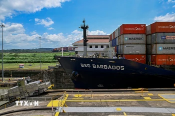 Một con tàu di chuyển qua Kênh đào Panama ở Panama City (Panama). (Ảnh: THX/TTXVN)