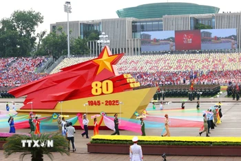 Xe mô hình Quốc huy nước Cộng hòa Xã hội Chủ nghĩa Việt Nam đi đầu khối diễu binh, diễu hành trong chương trình Tổng duyệt cấp nhà nước, sáng 30/8/2025). (Ảnh: Phương Hoa/TTXVN)