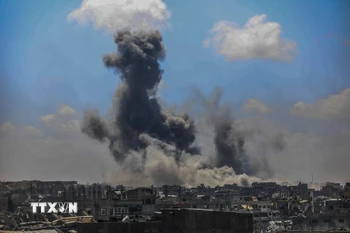 Khói bốc lên sau cuộc không kích của Israel xuống thành phố Gaza, ngày 25/4/2025. (Ảnh: THX/TTXVN)