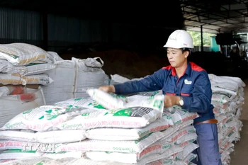 Vận chuyển sản phẩm tại một nhà máy sản xuất phân bón hữu cơ của Hợp tác xã Nông nghiệp hữu cơ Thanh Vân, Tam Dương (Vĩnh Phúc). (Ảnh: Hoàng Hùng/TTXVN)