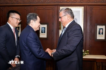 Chủ tịch Quốc hội Trần Thanh Mẫn hội kiến Thủ tướng Maroc Aziz Akhannouch tại Thủ đô Rabat sáng 25/7/2025 (giờ địa phương). (Ảnh: Doãn Tấn/TTXVN)