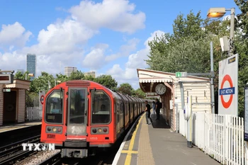 Một ga nổi trên mặt đất của hệ thống tàu điện ngầm London (Anh). (Ảnh minh họa: Hữu Tiến/TTXVN)