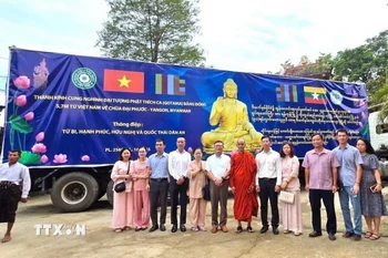 Đại sứ Việt Nam tại Myanmar Lý Quốc Tuấn (thứ sáu, trái) cùng cán bộ, nhân viên Đại sứ quán cùng tham dự buổi lễ cung nghinh đại tượng Phật Thích Ca. (Ảnh: TTXVN phát)