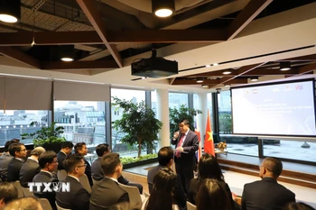 Phó Thủ tướng Nguyễn Chí Dũng phát biểu tại Diễn đàn "Thúc đẩy đổi mới sáng tạo, phát triển các ngành công nghệ chiến lược tại Việt Nam: Kinh nghiệm từ Vương quốc Anh" do VIS tổ chức. (Ảnh: Hữu Tiến/TTXVN)