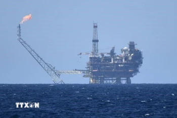Một giàn khoan dầu ở ngoài khơi bờ biển Libya. (Ảnh: Getty Images/TTXVN)