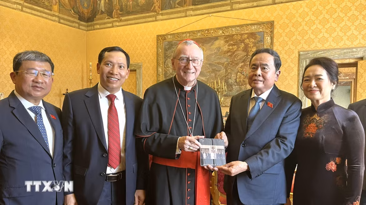 Chủ tịch Quốc hội Trần Thanh Mẫn và Phu nhân chụp ảnh chung với Thủ tướng Tòa thánh Vatican, Hồng y Pietro Parolin và trao đổi tặng phẩm. (Ảnh: TTXVN)