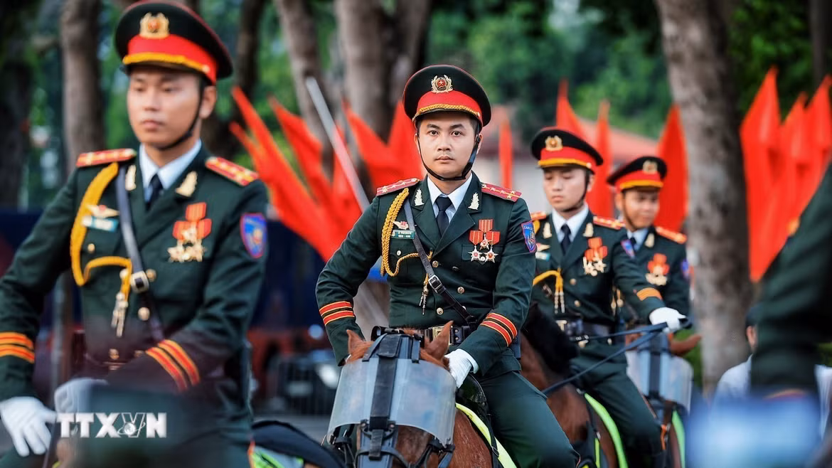 Hình ảnh cán bộ, chiến sỹ Cảnh sát cơ động Kỵ binh trong đội hình tổng duyệt nổi bật giữa không gian rợp cờ Tổ quốc tại khu vực trung tâm Hà Nội. (Ảnh: Phạm Tuấn Anh/TTXVN)