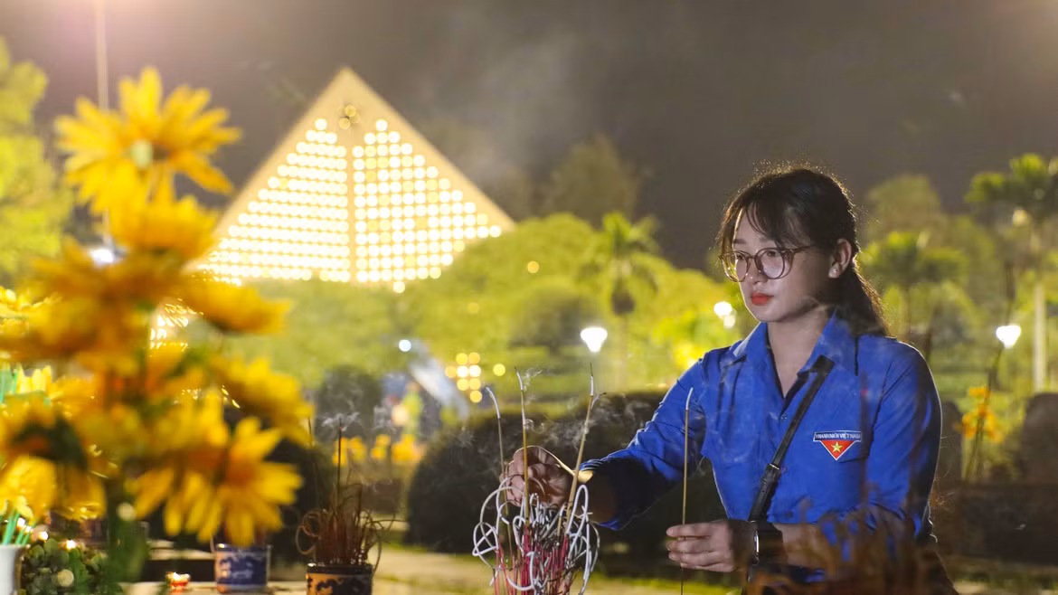 Đoàn viên thanh niên tỉnh Điện Biên thành kính dâng hương tưởng nhớ các Anh hùng liệt sỹ tại Nghĩa trang Liệt sỹ quốc gia A1. (Ảnh: Xuân Tư/TTXVN)