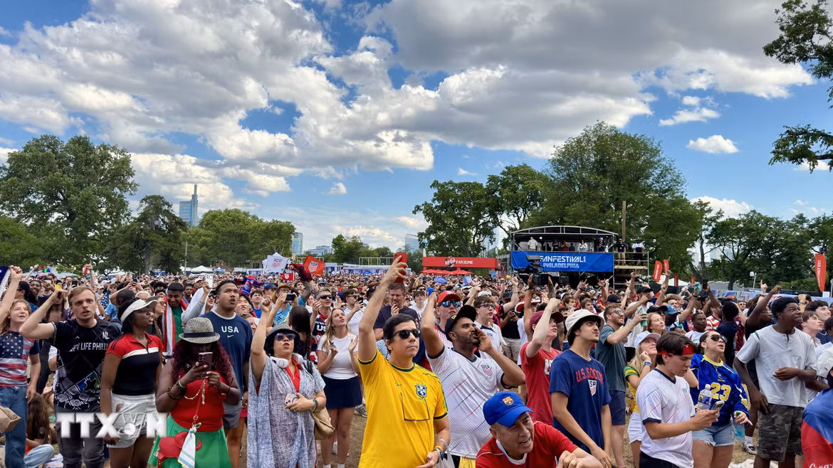 Cổ động viên Mỹ tại FIFA Fan Festival tại Lemon Hill (Philadelphia) ăn mừng chiến thắng 2-0 trước Australia. (Ảnh: Ngọc Quang/TTXVN)