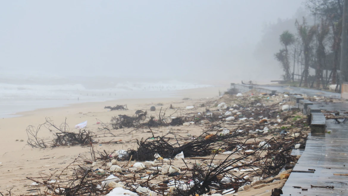 Nhiều loại rác thải dạt vào bãi tắm Trung Giang, xã Bến Hải (Quảng Trị) sau mưa bão. (Ảnh: Tường Vi/TTXVN)