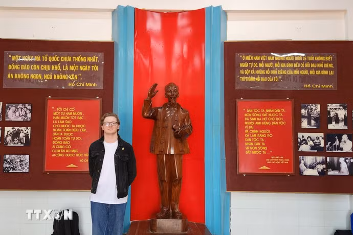 Ông Kyril Whittaker, nhà nghiên cứu người Anh, bên tượng Chủ tịch Hồ Chí Minh. (Ảnh: TTXVN phát)