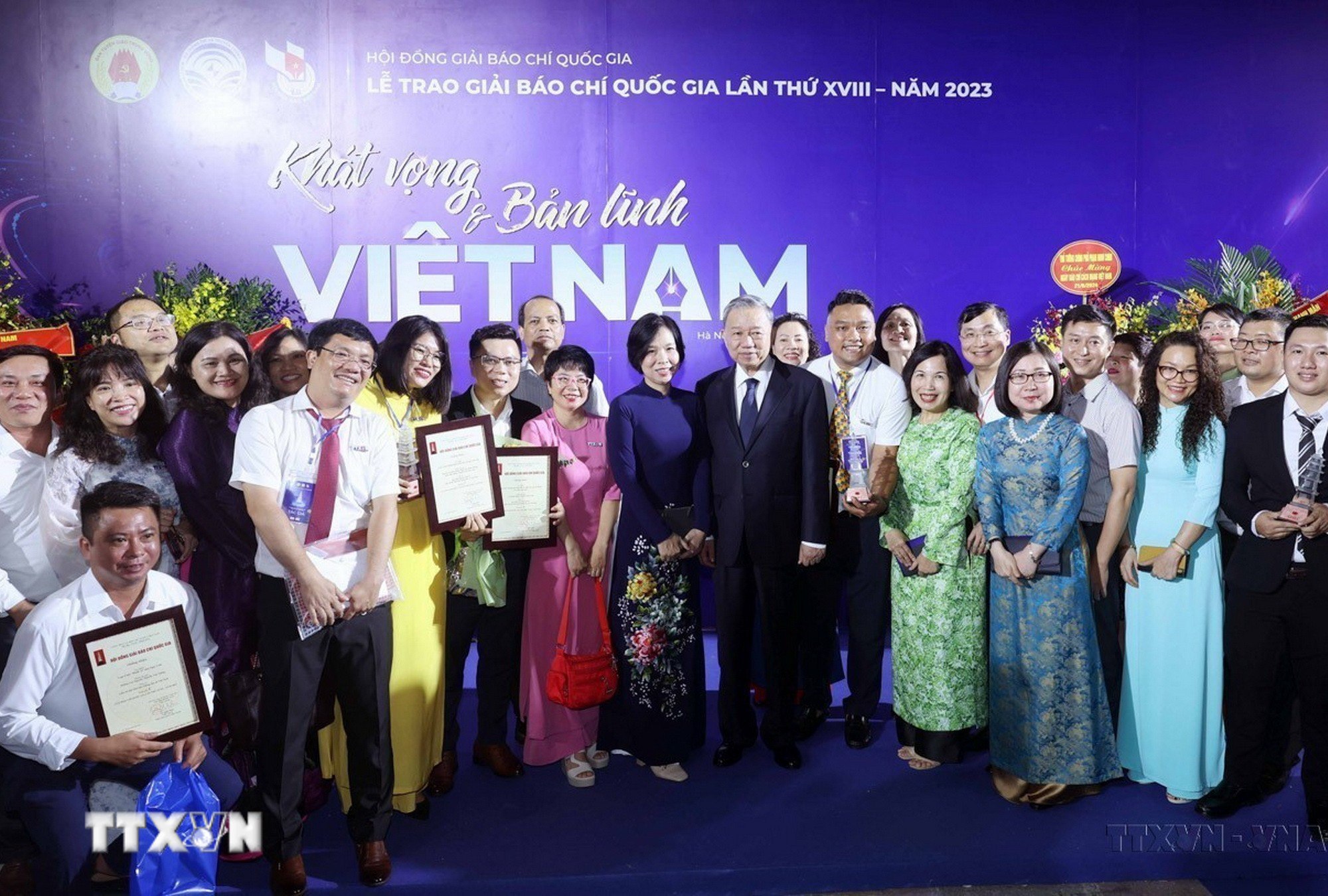 Chủ tịch nước Tô Lâm với lãnh đạo Thông tấn xã Việt Nam cùng các tác giả đoạt giải tại Lễ trao Giải báo chí quốc gia lần thứ XVIII (21/6/2024). (Ảnh: Nhan Sáng/TTXVN) ttxvn-0606-thong-tan-xa-4.jpg