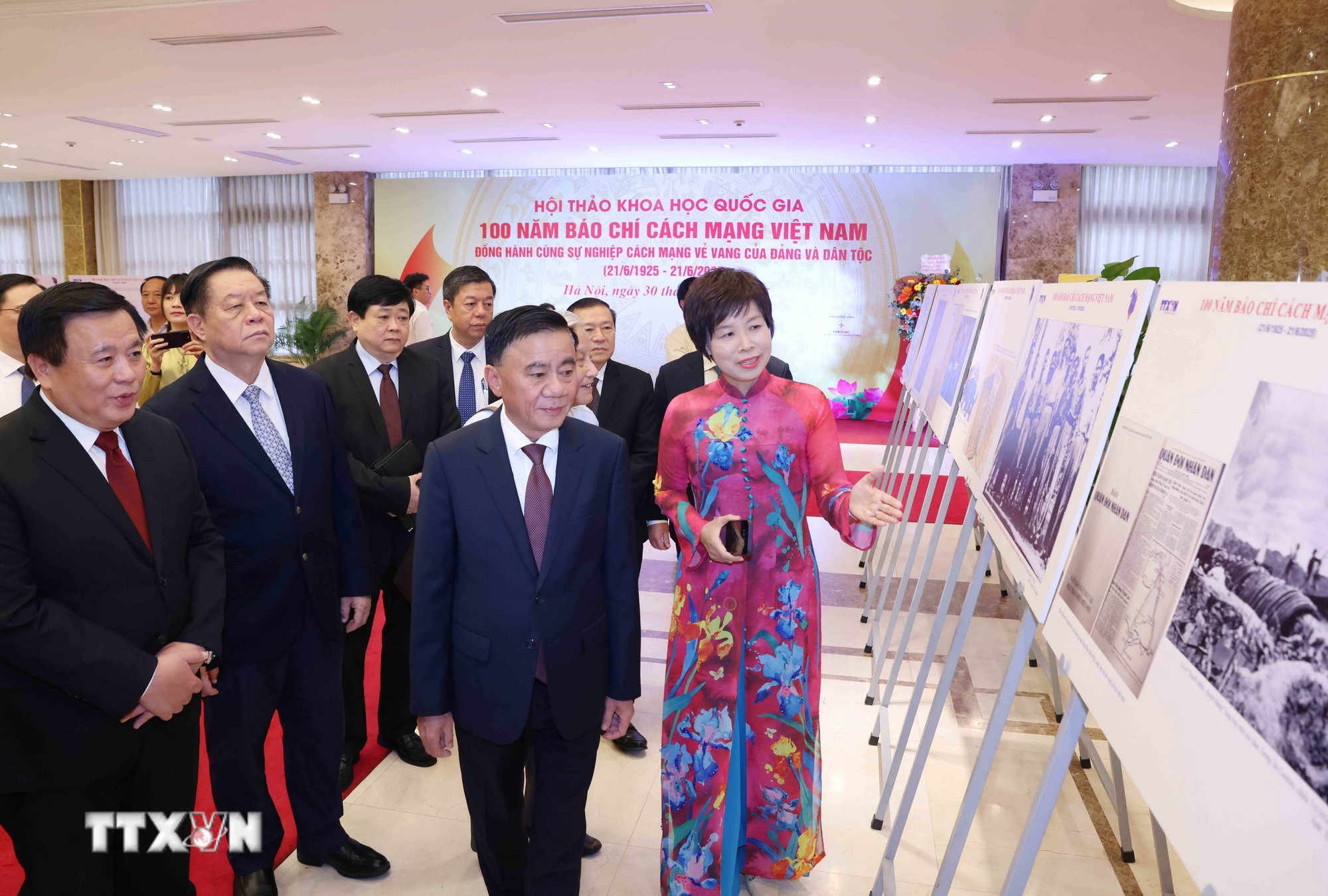 Tổng Giám đốc TTXVN Vũ Việt Trang giới thiệu trưng bày ảnh chuyên đề "100 năm Báo chí cách mạng Việt Nam" với các đại biểu dự hội thảo. (Ảnh: Phương Hoa/TTXVN) ttxvn-0606-thong-tan-xa-15.jpg