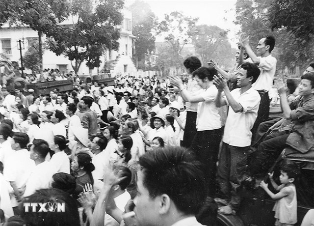 Người dân tập trung trước trụ sở TTXVN tại số 5 Lý Thường Kiệt để nghe tin chiến thắng ngày 30/4/1975. (Ảnh: Tư liệu TTXVN) ttxvn-0606-thong-tan-xa-3.jpg
