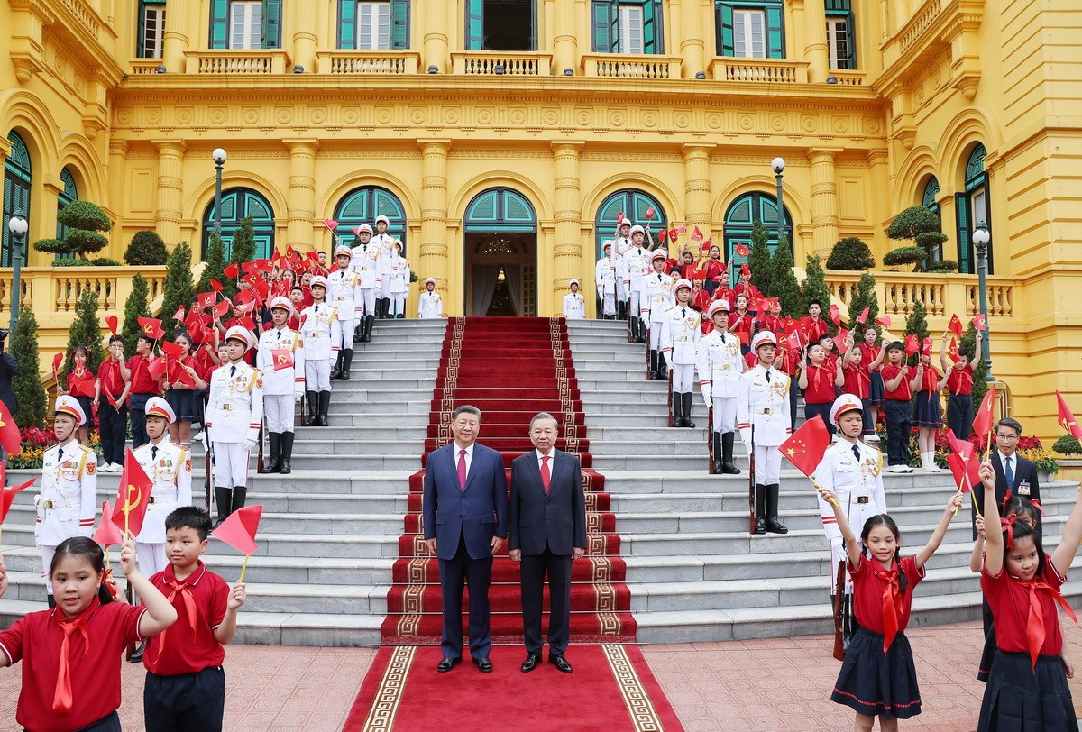 Tổng Bí thư Tô Lâm và Tổng Bí thư, Chủ tịch nước Trung Quốc Tập Cận Bình chụp ảnh chung. (Ảnh: Thống Nhất/TTXVN)