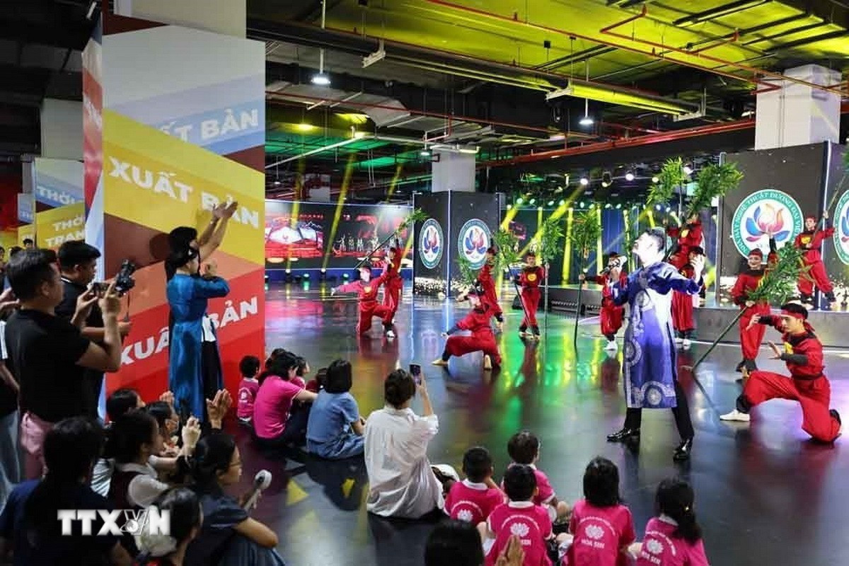 来場者は展覧会場でアートプログラムを楽しんでいる。(写真:ミン・ドゥック/VNA) ttxvn-1009-nguoi-dan-trien-lam-hanh-trinh-doc-lap-4.jpg