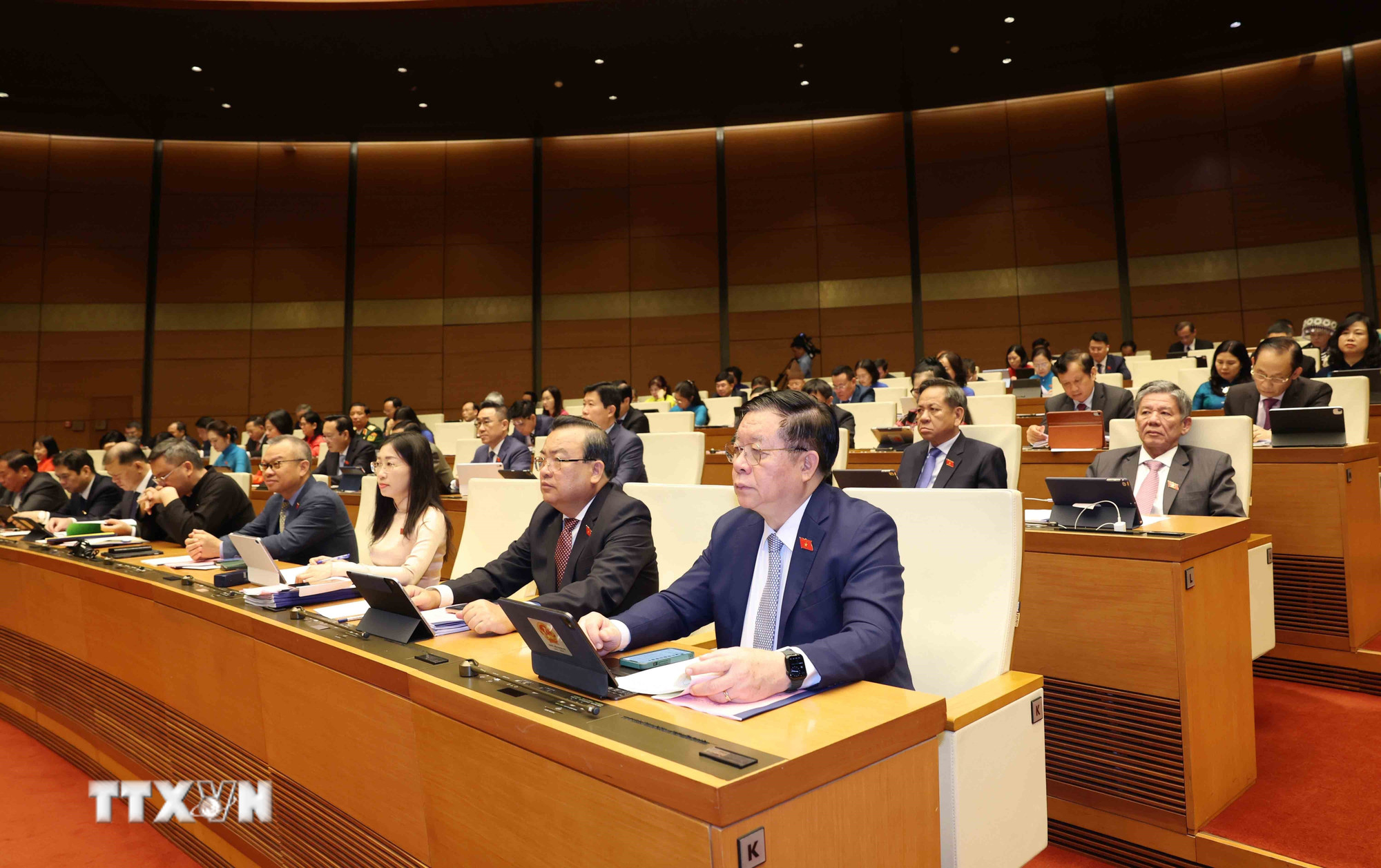 Nationalförsamlingens delegation från Tay Ninh-provinsen vid öppningssessionen för den tionde sessionen av den femtonde nationalförsamlingen. (Foto: Phuong Hoa/VNA) ttxvn-2010-khai-mac-quoc-hoi-25.jpg