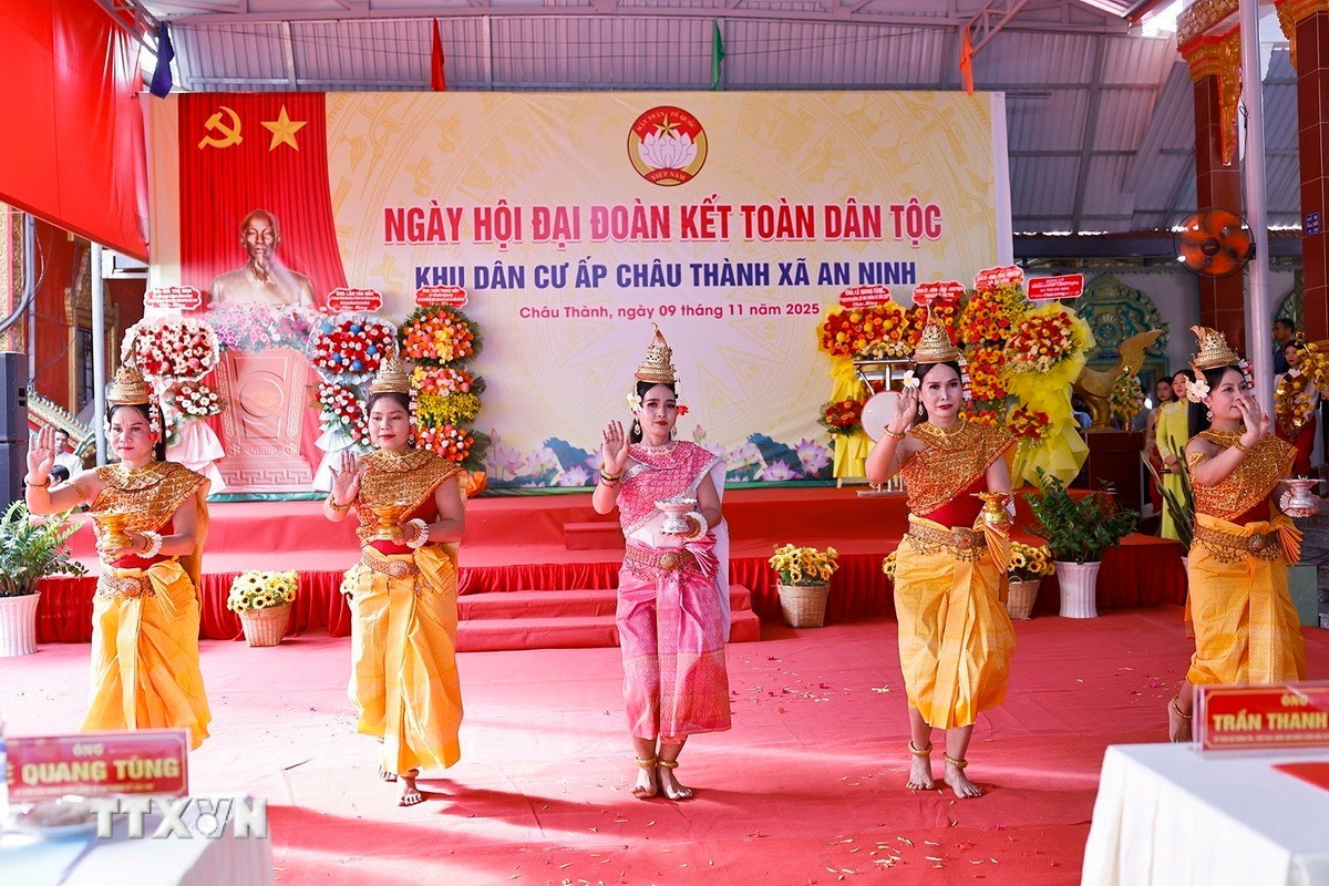 ttxvn-0911-chu-tich-quoc-hoi-dai-doan-ket-dan-toc-can-tho-5.jpg
