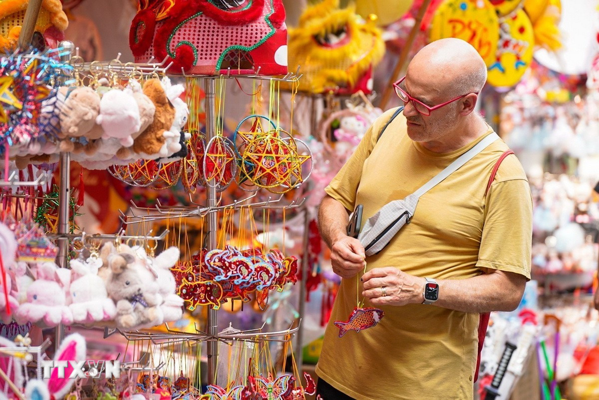 ttxvn-2409-festival-de-la-mi-automne-visiteurs-internationaux.jpg