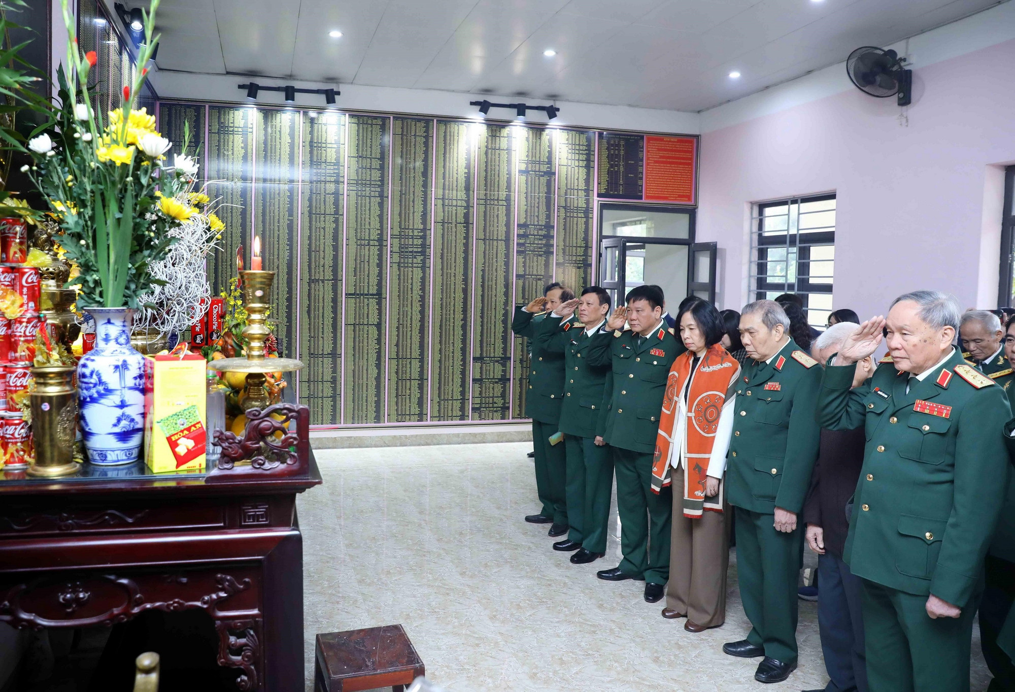 Các đại biểu TTXVN và Sư đoàn 304 tưởng niệm các Anh hùng liệt sỹ. (Ảnh: An Đăng/TTXVN) 1812-su-doan-304-8.jpg