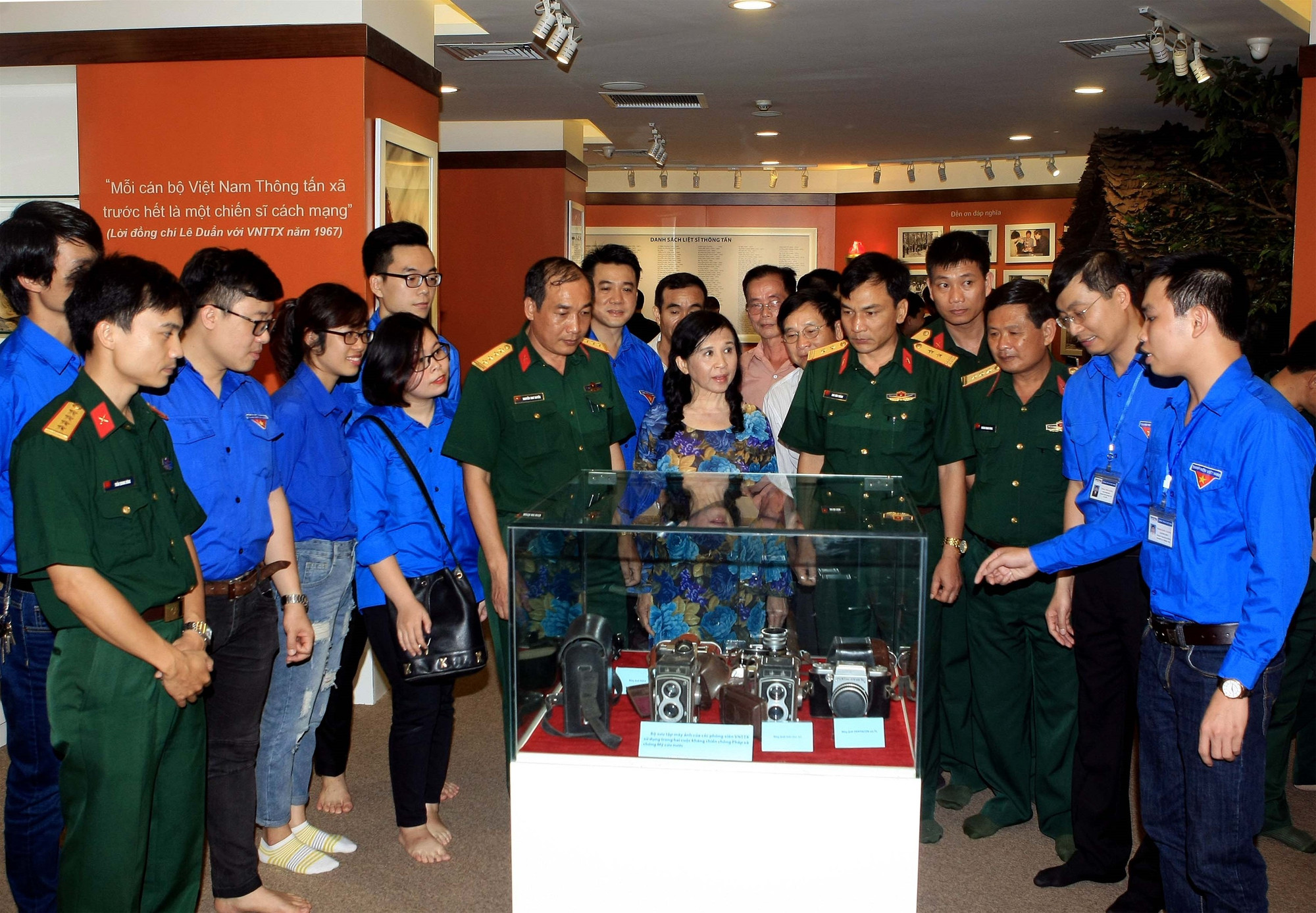 Đoàn thanh niên TTXVN và Sư đoàn 304 tham quan phòng Truyền thống TTXVN nhân kỷ niệm 30 năm kết nghĩa, tháng 5/2016. (Nguồn: TTXVN) 1812-su-doan-304-11.jpg