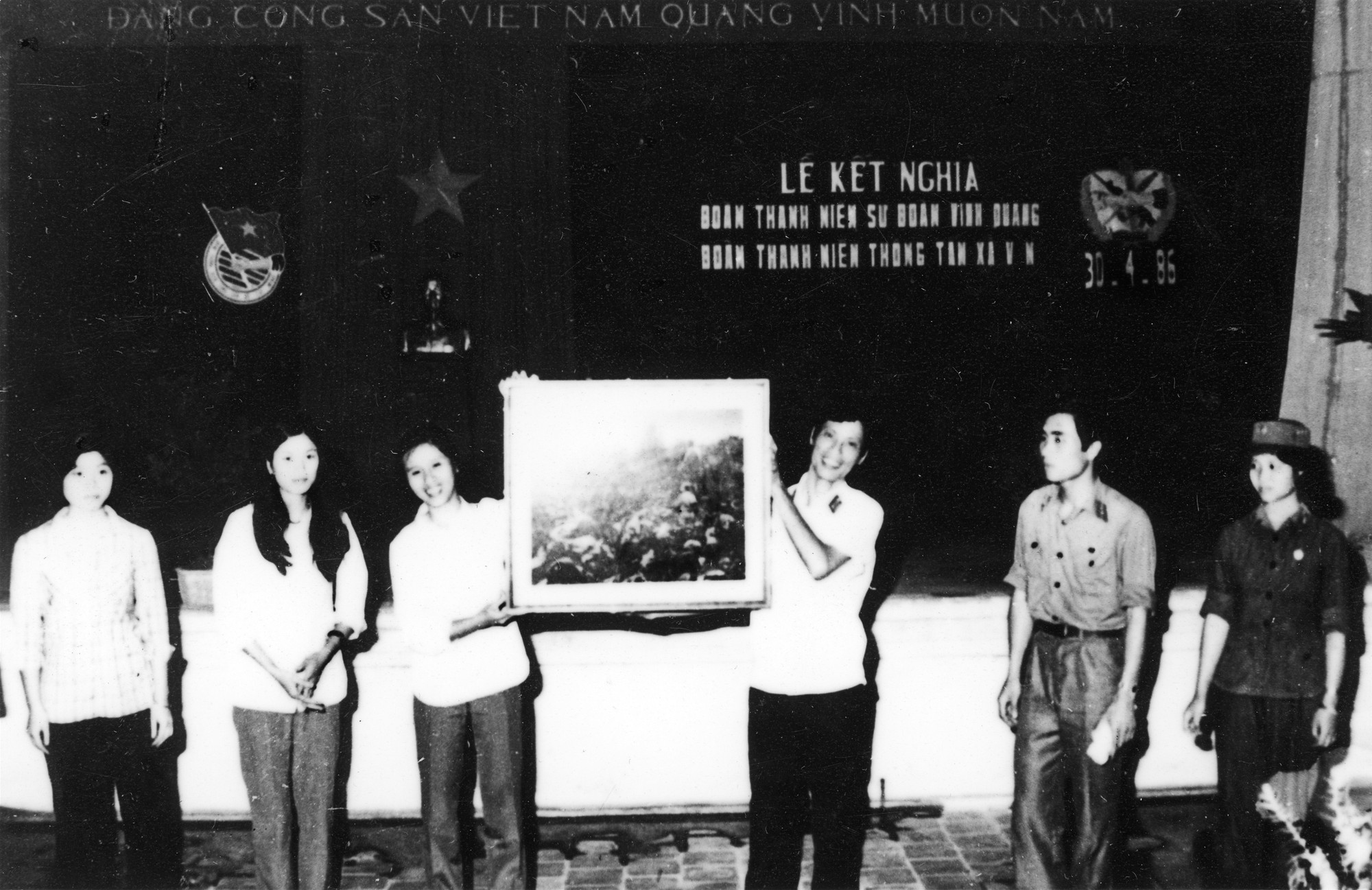 Lễ kết nghĩa Đoàn thanh niên Sư đoàn 304 và Đoàn thanh niên TTXVN, tháng 4/1986. 1812-su-doan-304-2.jpg