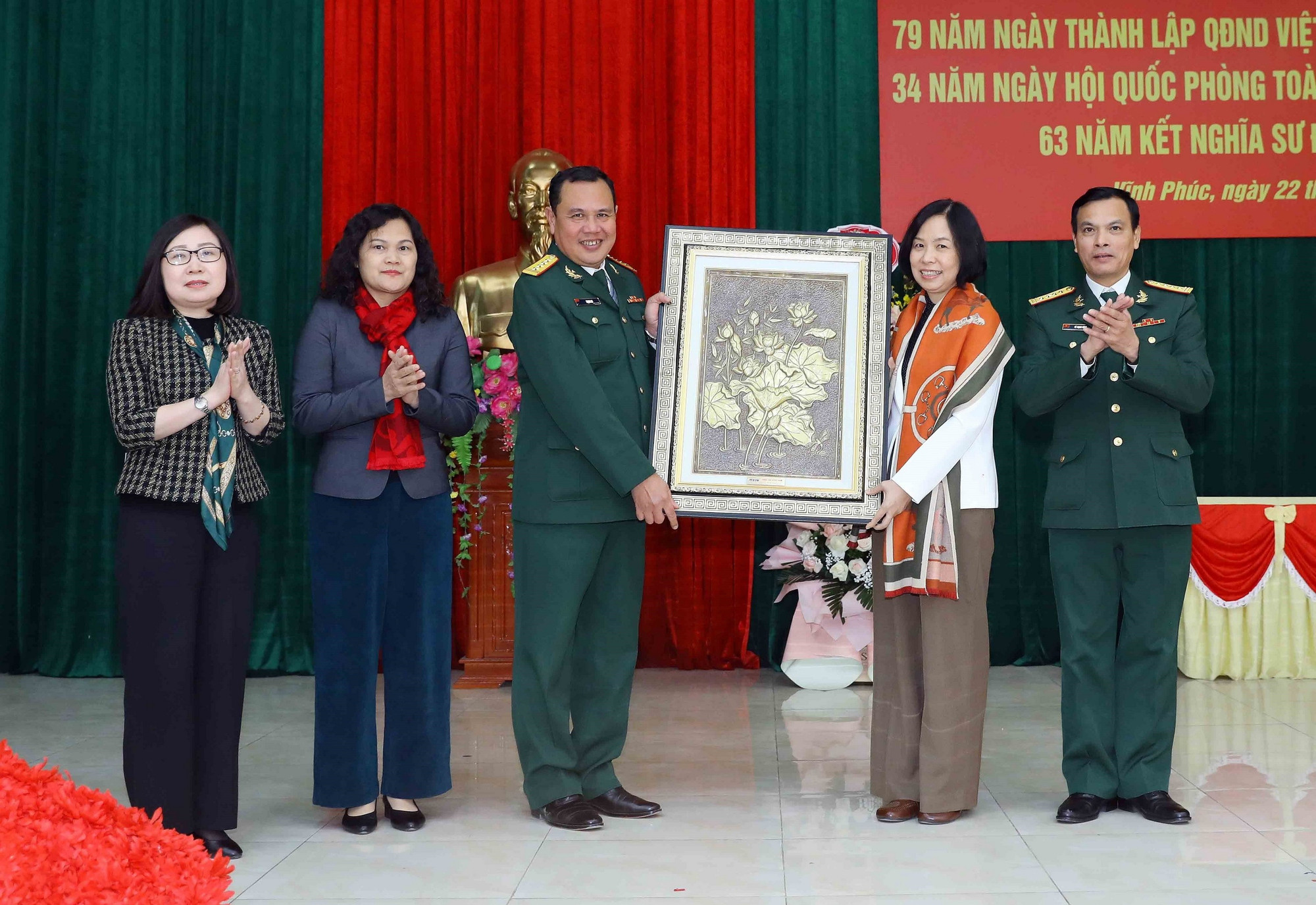Lãnh đạo Thông tấn xã Việt Nam trao tặng phẩm cho Sư đoàn 304. (Ảnh: An Đăng/TTXVN) 1812-su-doan-304-4.jpg