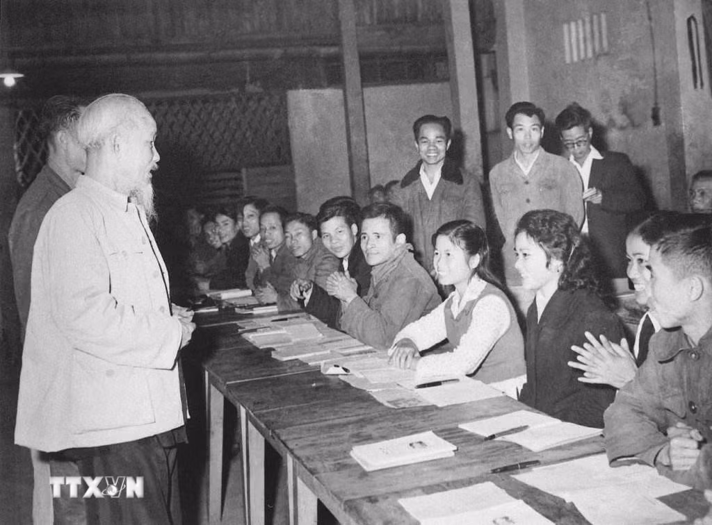 ttxvn-1405-chu-tich-ho-chi-minh-tinh-yeu-bao-la-nhan-dan-38.jpg
