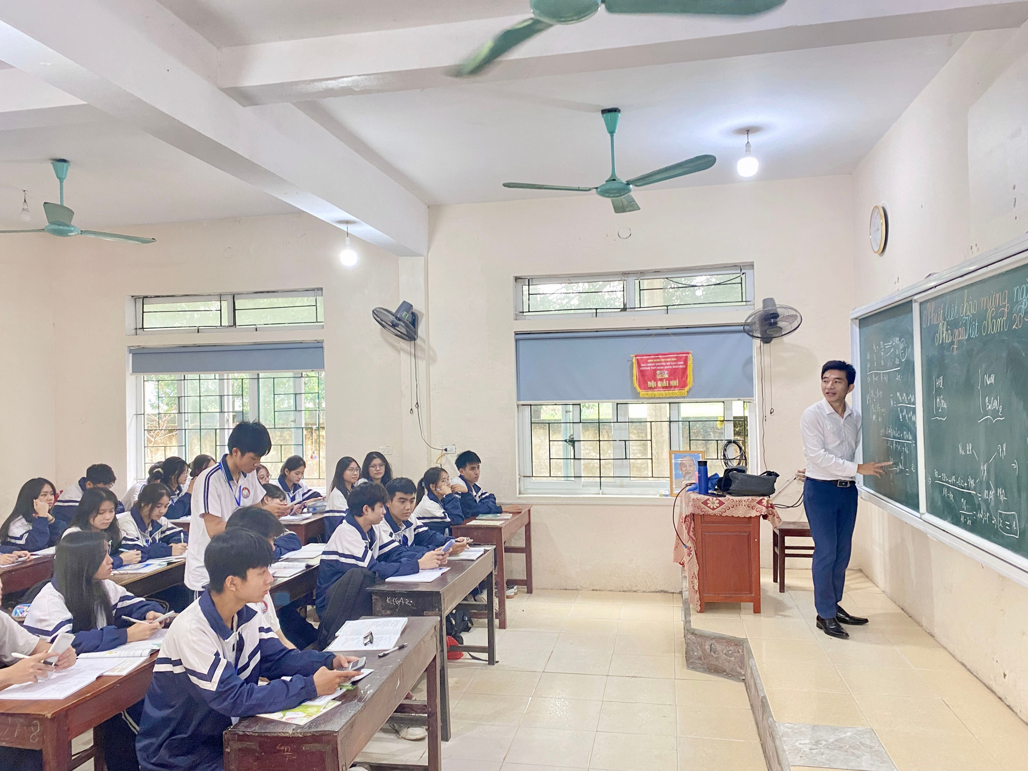 ថ្នាក់គីមីវិទ្យានៅវិទ្យាល័យ Nghi Xuan (Nghi Xuan, Ha Tinh)។ (រូបថត៖ Huu Quyet/VNA) 3009-ha-tinh-giao-duc.jpg