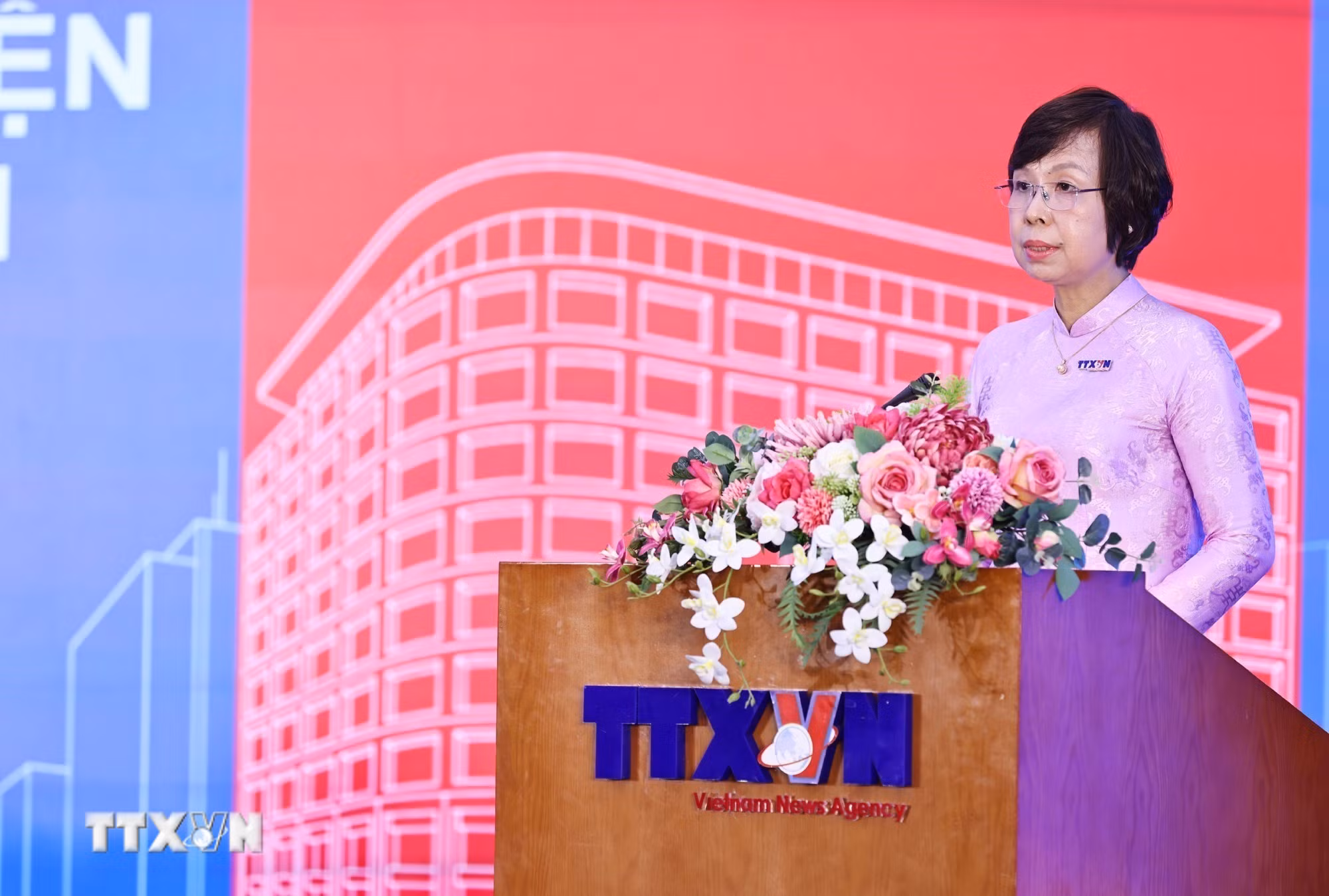 Đồng chí Vũ Việt Trang, Ủy viên Ban Thường vụ Đảng ủy các cơ quan Đảng Trung ương, Bí thư Đảng ủy, Tổng Giám đốc TTXVN, Phó Trưởng Ban Tuyên giáo và Dân vận Trung ương, Chủ tịch Liên Chi hội Nhà báo TTXVN trình bày báo cáo. (Ảnh: Minh Đức/TTXVN)