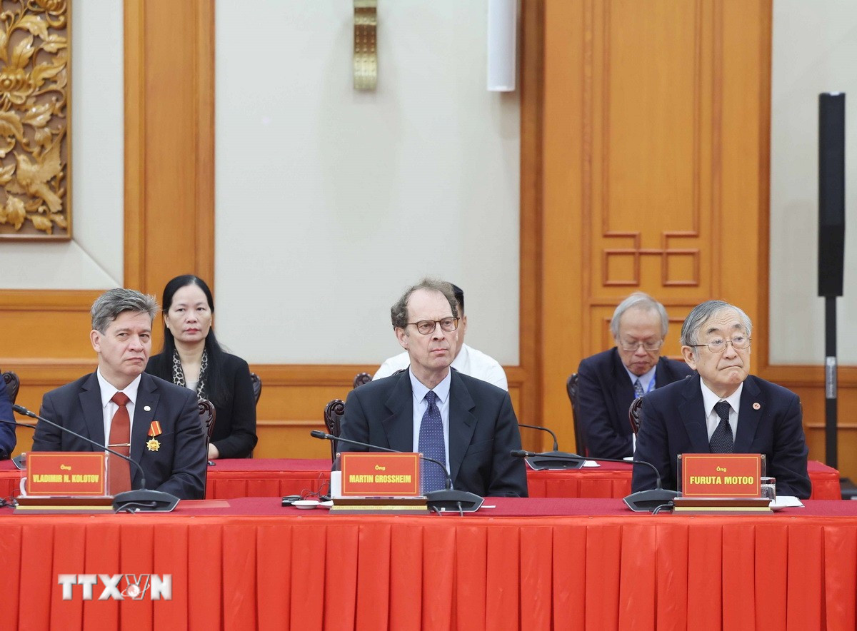 Delegater deltar i mötet med generalsekreterare To Lam. (Foto: Thong Nhat/VNA) ttxvn-2610-tong-bi-thu-viet-nam-hoc-10.jpg
