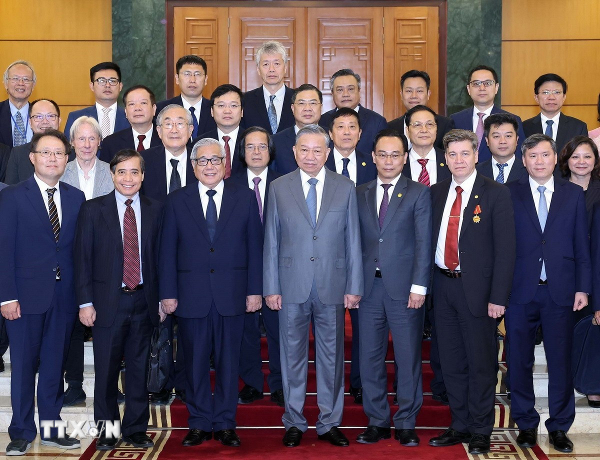 Generalsekreterare To Lam och delegater. (Foto: Thong Nhat/VNA) ttxvn-2610-tong-bi-thu-viet-nam-hoc-5.jpg