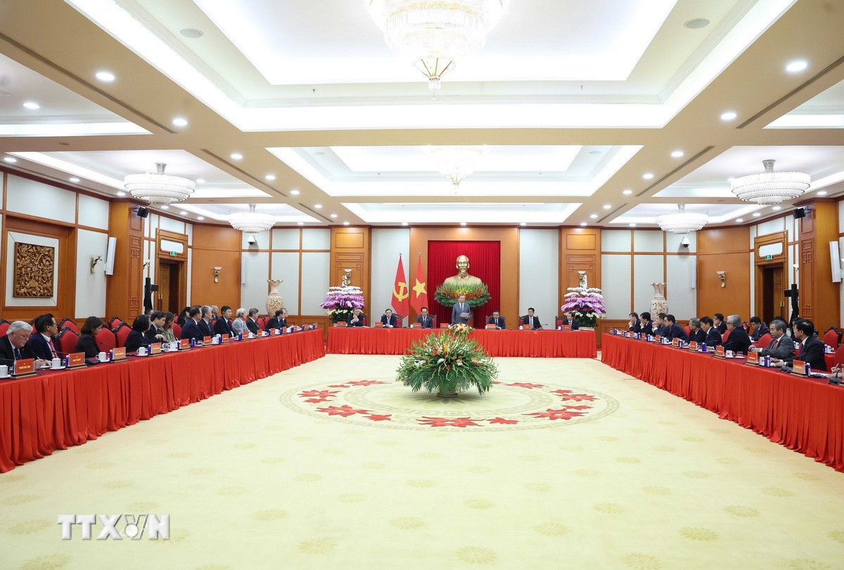 Generalsekreterare To Lam tog emot delegationen som deltog i den sjunde internationella konferensen om vietnamesiska studier. (Foto: Thong Nhat/VNA) ttxvn-2610-tong-bi-thu-viet-nam-hoc-11.jpg
