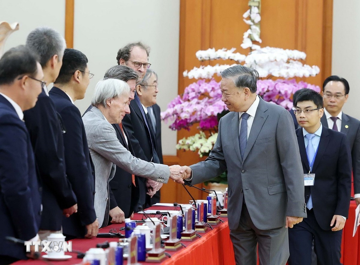 Generalsekreterare To Lam och delegater. (Foto: Thong Nhat/VNA) ttxvn-2610-tong-bi-thu-viet-nam-hoc-3.jpg