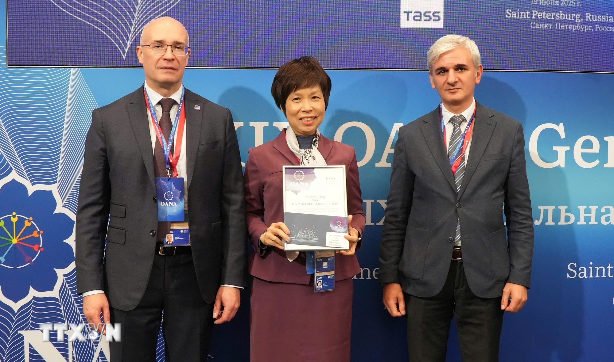 អគ្គនាយក VNA លោក Vu Viet Trang ទទួលបានពានរង្វាន់ OANA ចំនួនពីរ។ (រូបថត៖ Quang Vinh/VNA) ttxvn-1209-oana-3.jpg