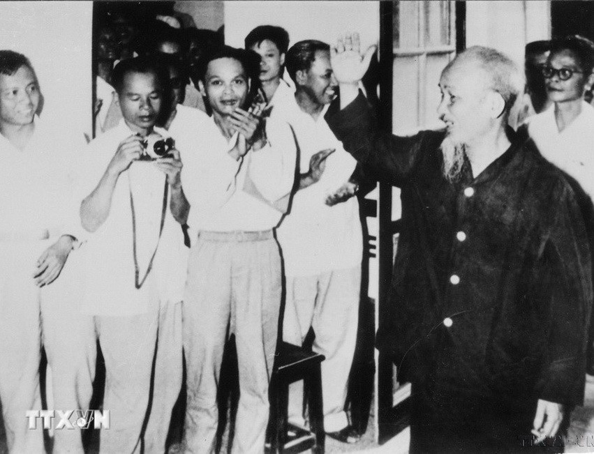 1706-chu-tich-ho-chi-minh-bao-chi-2.jpg?w=900