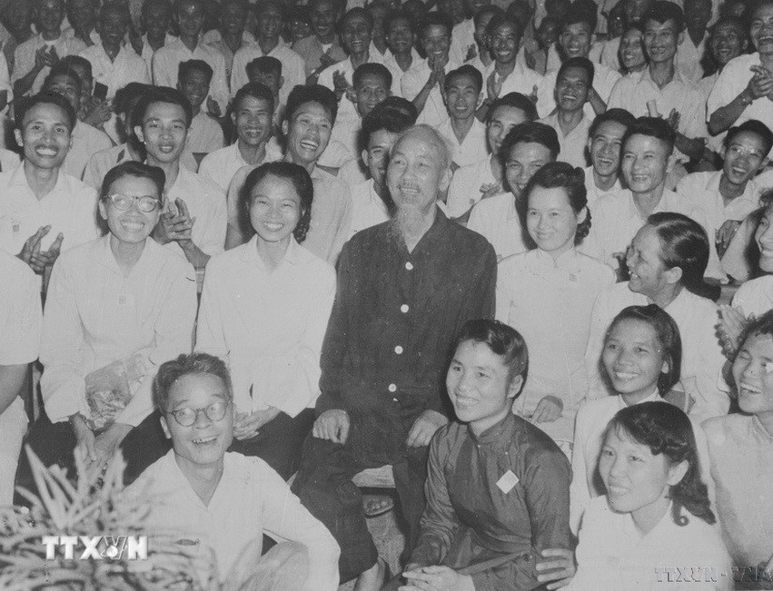 1706-chu-tich-ho-chi-minh-bao-chi.jpg?w=900