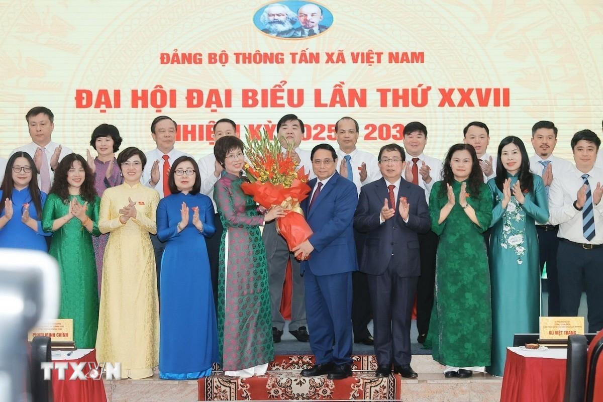 សមាជិកការិយាល័យនយោបាយ លេខាគណៈកម្មាធិការបក្សរដ្ឋាភិបាល នាយករដ្ឋមន្ត្រី Pham Minh Chinh ជូនផ្កាអបអរសាទរគណៈកម្មាធិការប្រតិបត្តិលើកទី ២៧ នៃគណៈកម្មាធិការបក្សនៃទីភ្នាក់ងារសារព័ត៌មានវៀតណាមអាណត្តិ ២០២៥-២០៣០។ (រូបថត៖ Duong Giang/VNA) ttxvn-1707-thu-tuong-10.jpg