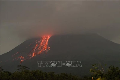 Dung nham phun trào từ miệng núi lửa Merapi, nhìn từ Tunggul Arum, huyện Sleman, Yogyakarta, Indonesia. (Ảnh: THX/TTXVN)