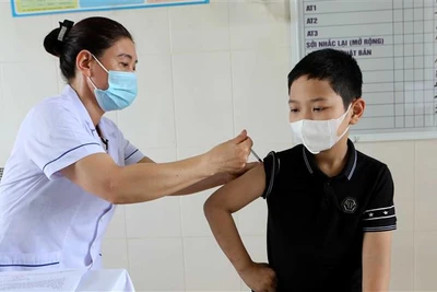 Tiêm vaccine phòng COVID-19 cho trẻ em tại tỉnh Thái Bình. (Ảnh: Thế Duyệt/TTXVN)