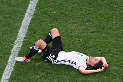 Nỗi thất vọng của hậu vệ Đức Jonas Hector sau rất nhiều nỗ lực bảo vệ sân nhà trong trận đấu trước tuyển Pháp. (Nguồn: AFP/ TTXVN)