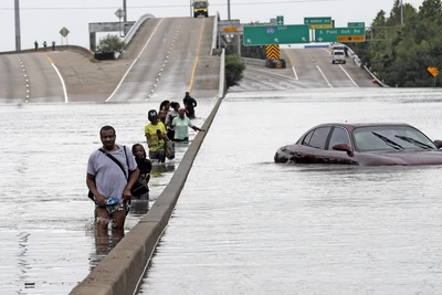 Mỹ: Siêu bão Harvey tràn qua, thành phố Houston điêu đứng | Vietnam+  (VietnamPlus)