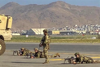 Binh sỹ Mỹ gác tại Sân bay quốc tế ở Kabul, Afghanistan nhằm đảm bảo quá trình sơ tán các nhà ngoại giao, nhân viên Mỹ và công dân Afghanistan phục vụ cho các hoạt động của Mỹ ở quốc gia Tây Nam Á diễn ra an toàn, ngày 16/8/2021. (Ảnh: AFP/TTXVN)